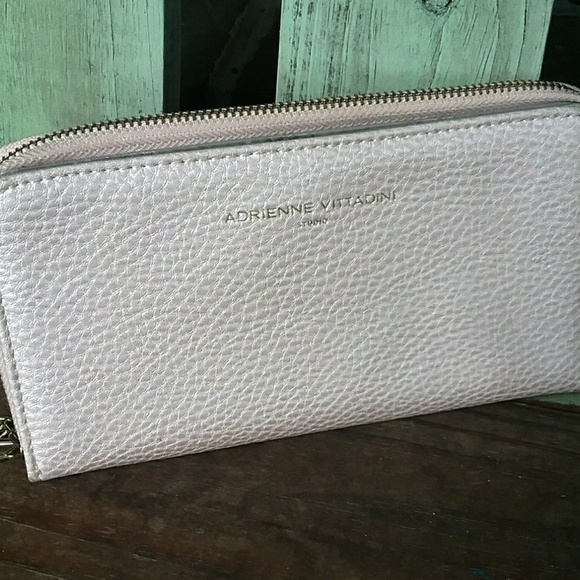 Adrienne Vittadini Wallet NWOT - Picture 1 of 3